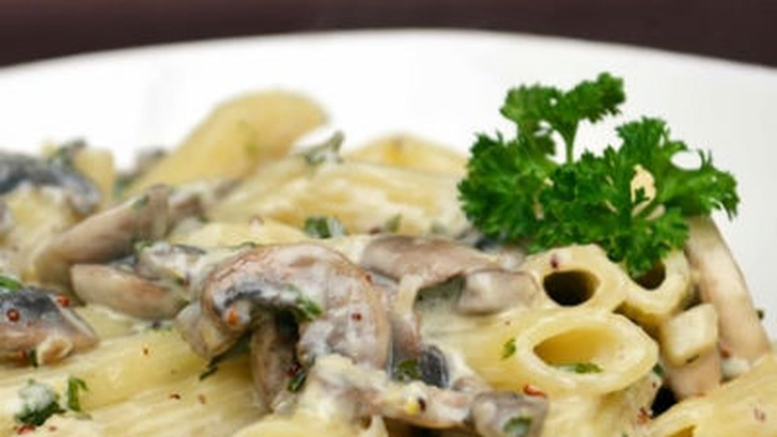 Pâtes Penne aux champignons et moutarde à l'ancienne