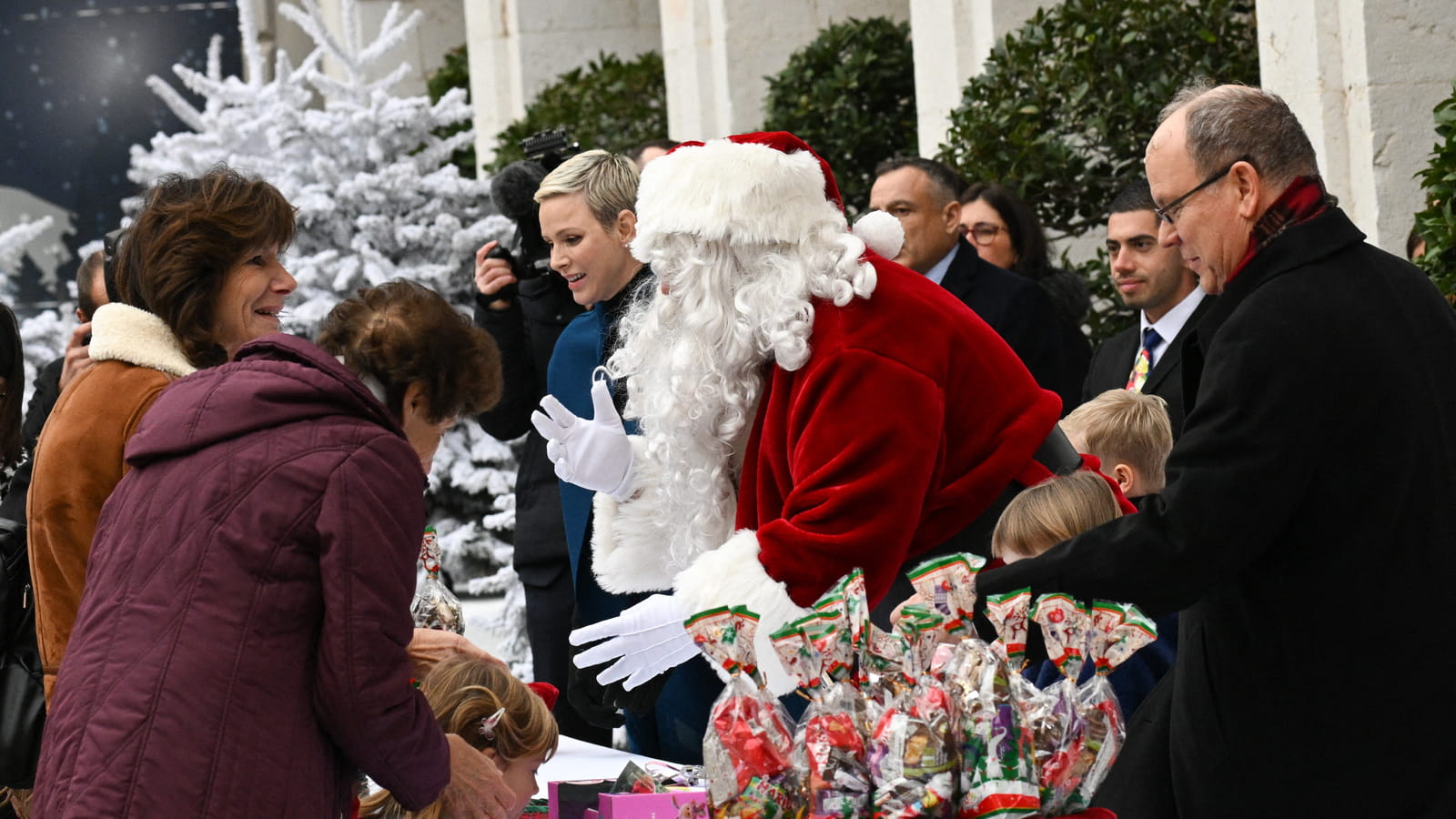 Charlene et Albert distribuent des cadeaux de Noël au palais
