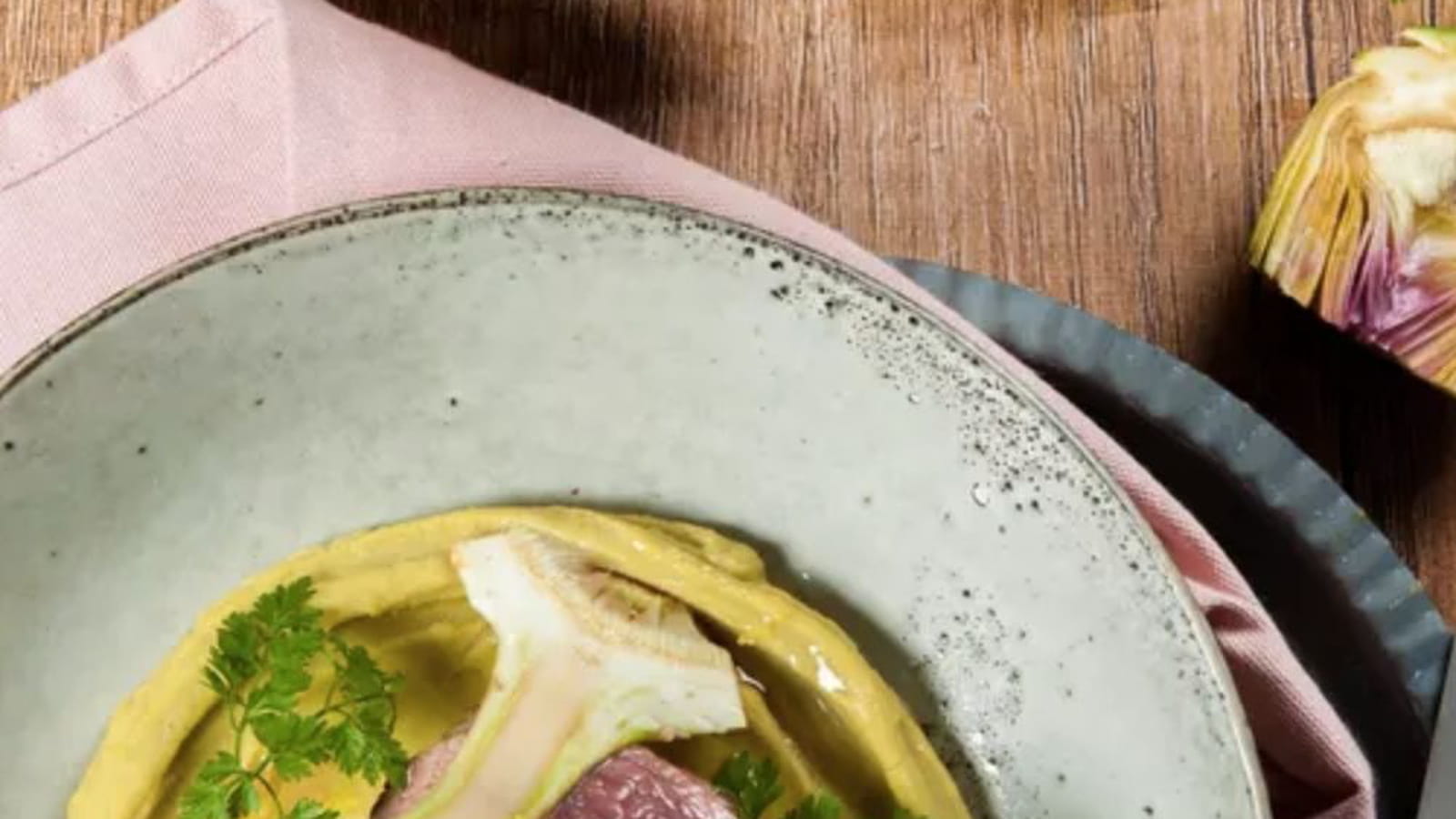 Agneau rôti, mousseline de pois cassés au wasabi et artichauts grillés