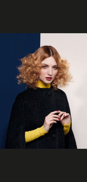 Coupe mi-longue tr&egrave;s boucl&eacute;e