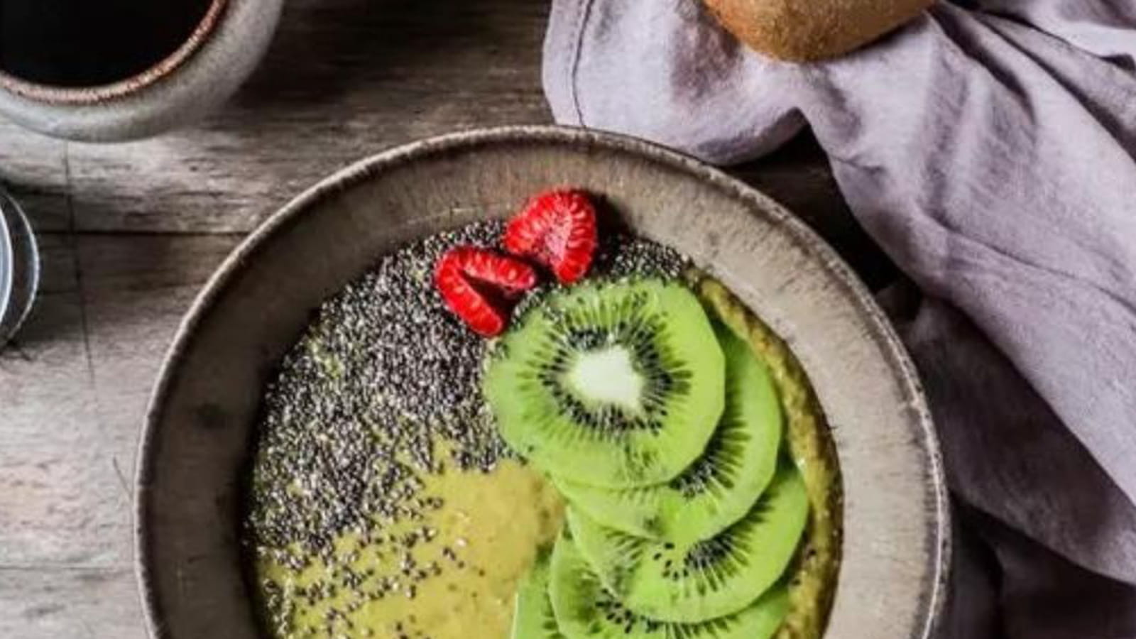 Matcha et kiwi smoothie bowl