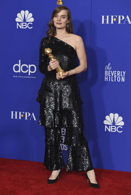 Hildur Gudnadottir en robe brillante