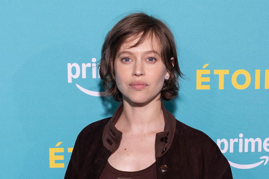 En robe moulante, Lou de Laâge dévoile son ventre rond