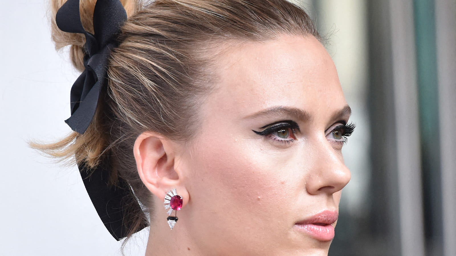Le ruban dans les cheveux de Scarlett Johansson