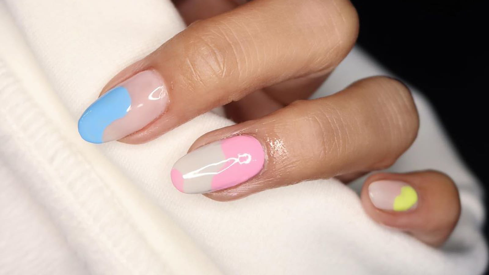 Une manucure bubble gum