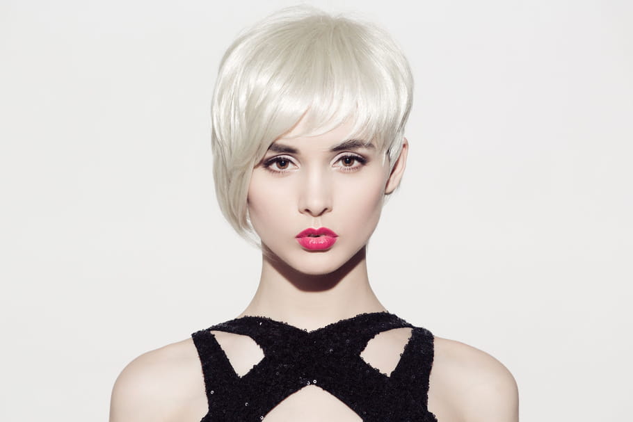 Les cheveux blancs ne se cachent plus