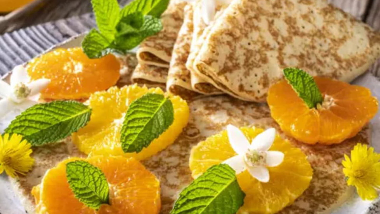 Crêpes citronnées à l’orange, aux baies et à la crème de cacao