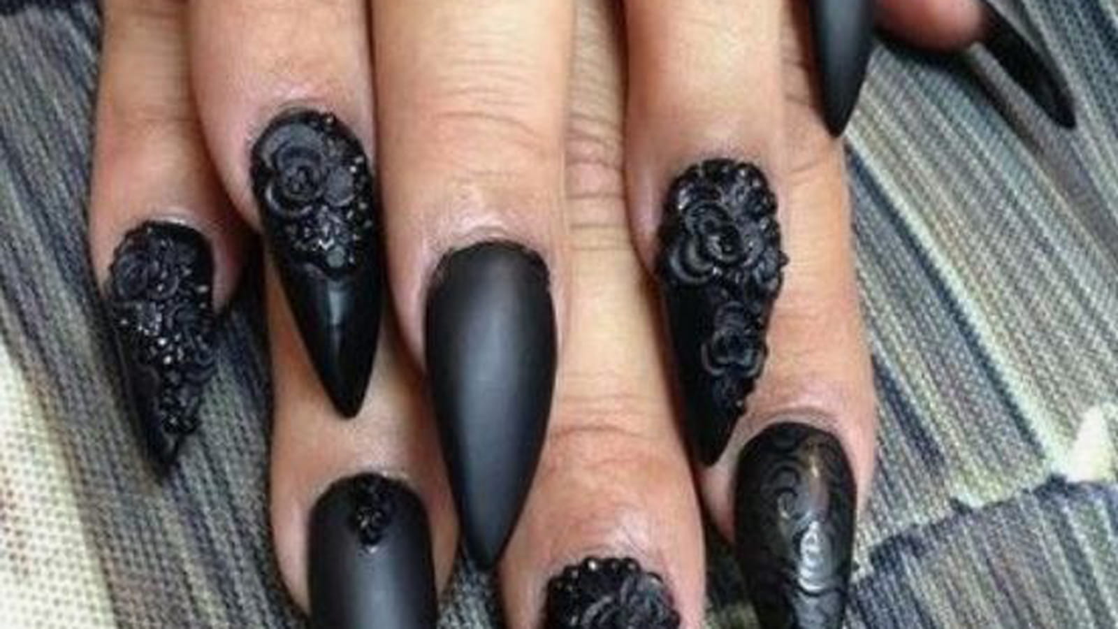 Roses noires en relief