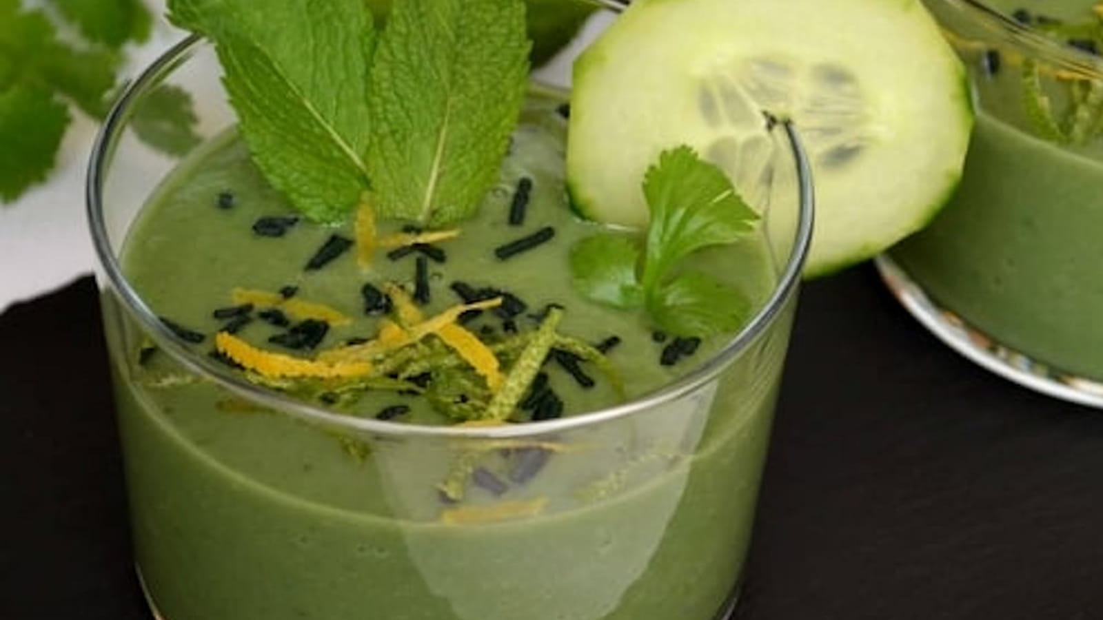 Gaspacho de concombre et avocat, citron vert et spiruline