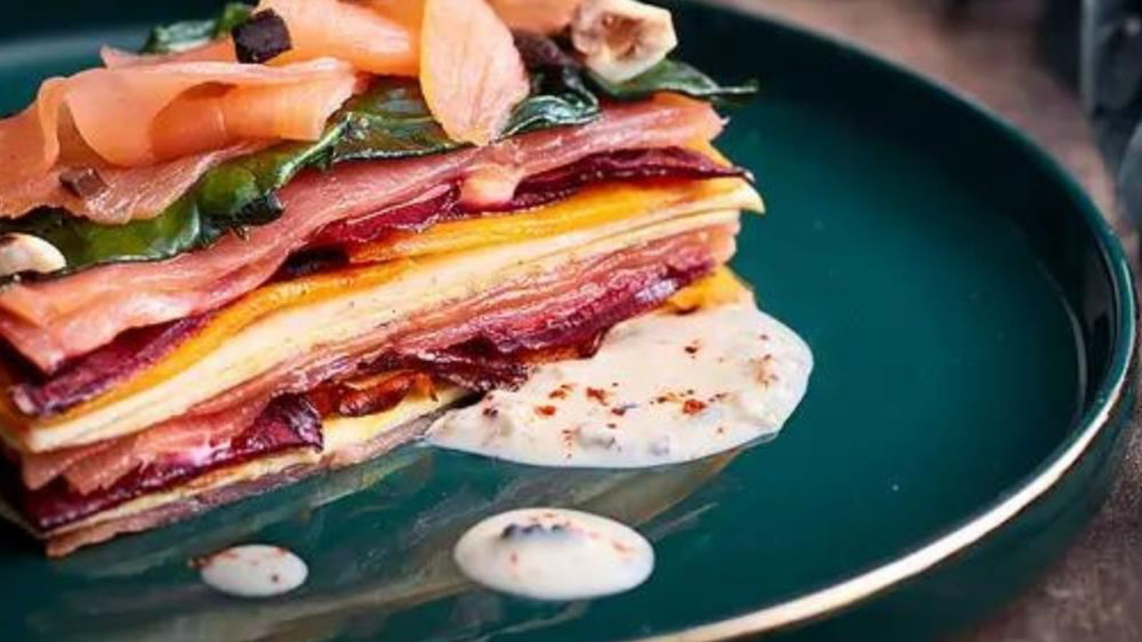 Millefeuille de saumon fumé aux légumes anciens et crème truffée