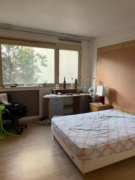 Avant&nbsp;: une chambre &agrave; la d&eacute;coration fatigu&eacute;e