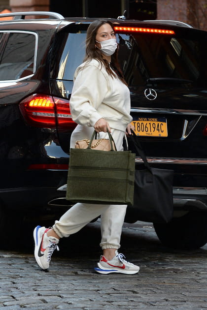 TOP : Ashley Graham en look sportswear et sac Dior