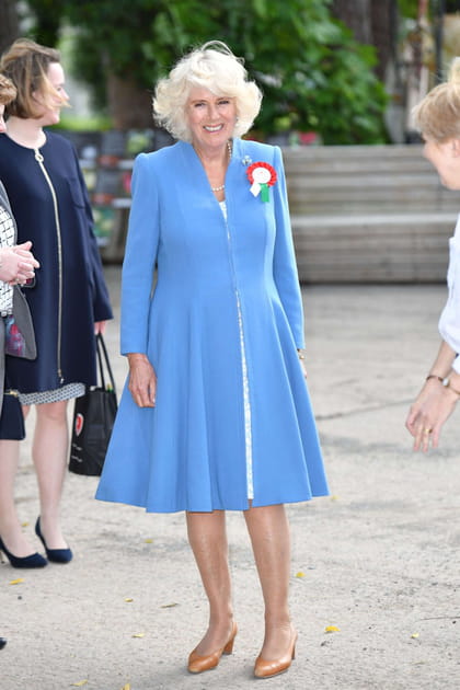 Camilla Parker-Bowles en manteau bleu ciel à zip et escarpins nude