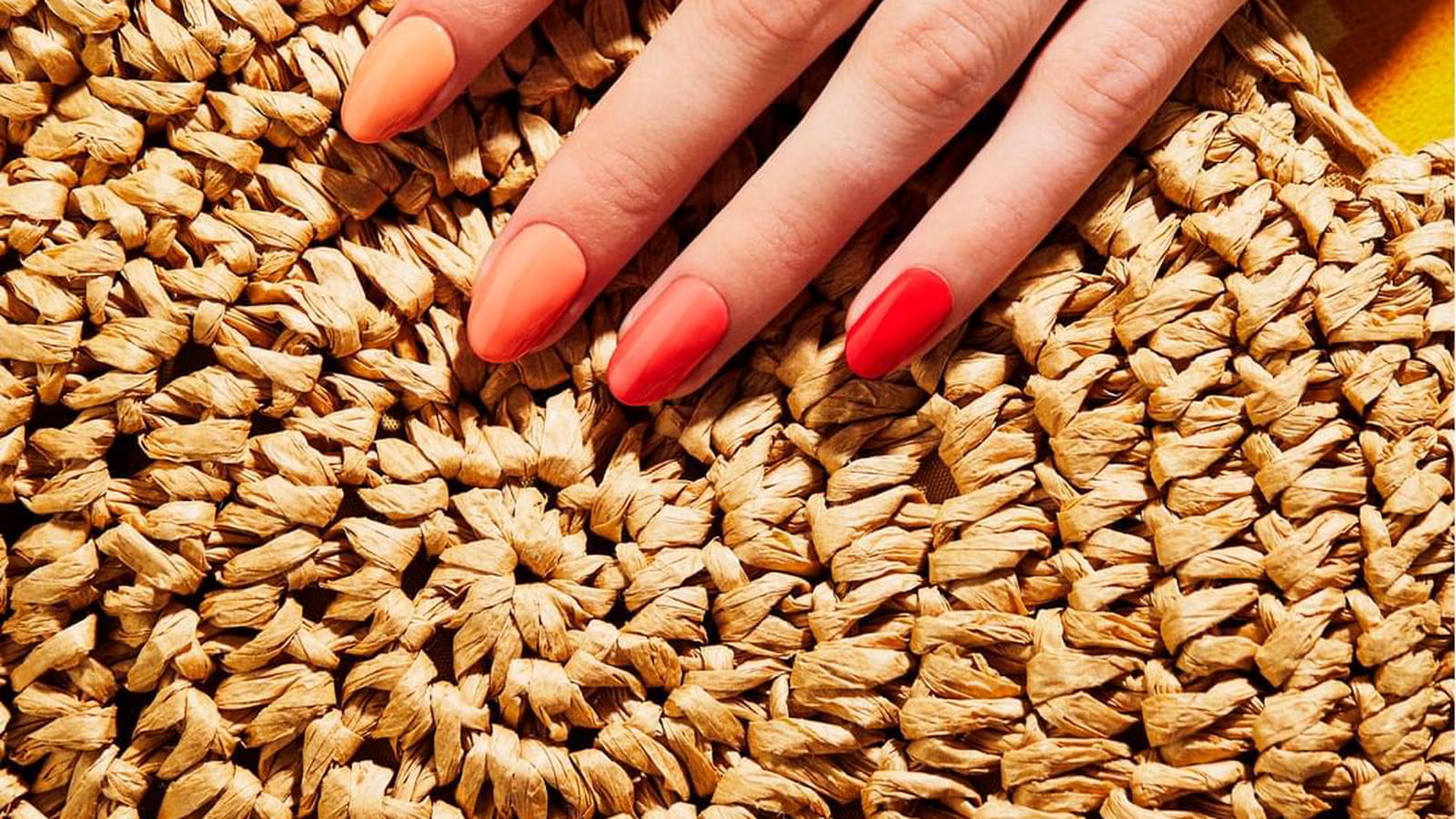 Une manucure avec un dégradé de rouge et orange