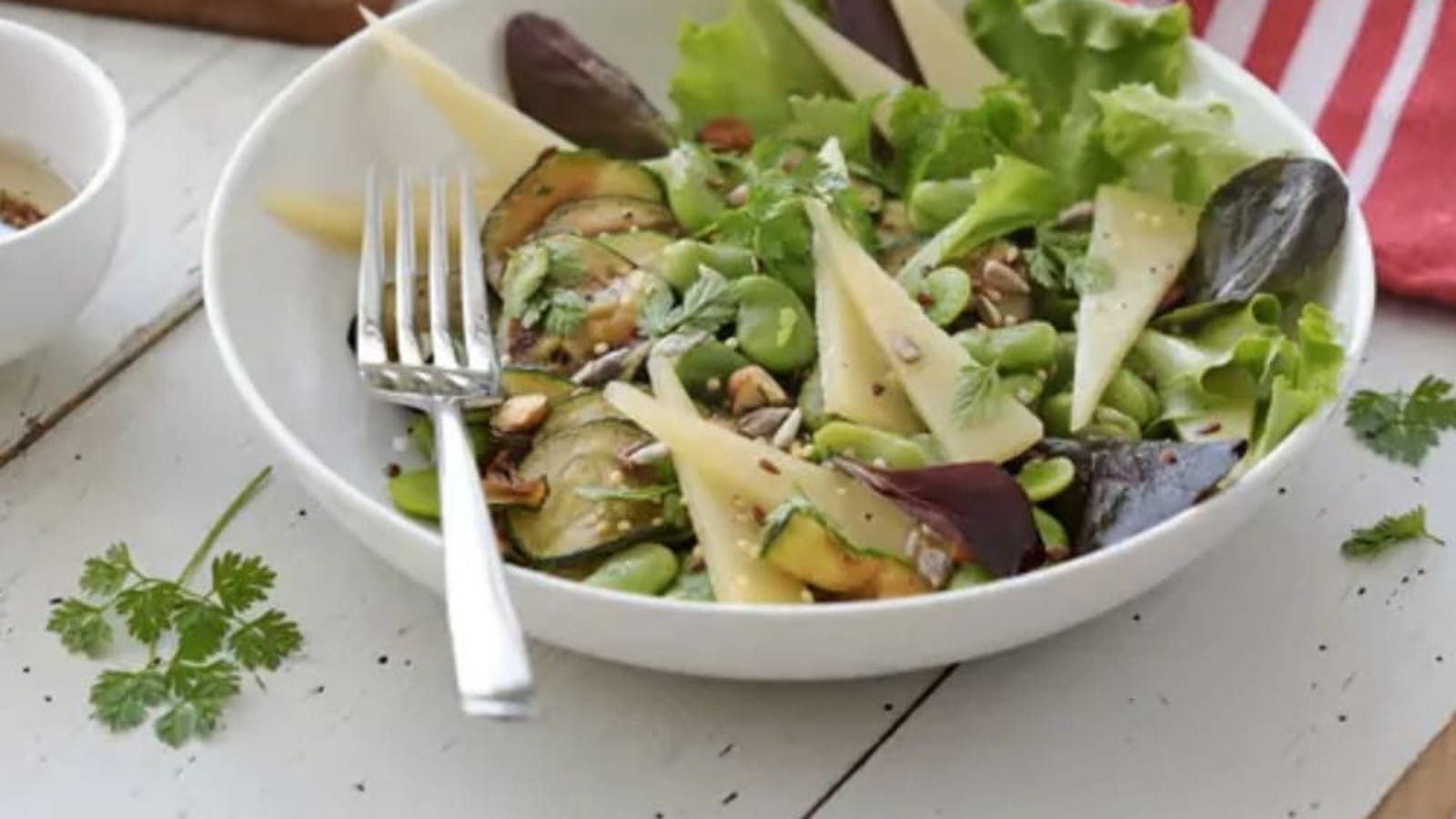 Salade de printemps, AOP Ossau-Iraty, sauce au miel et graines