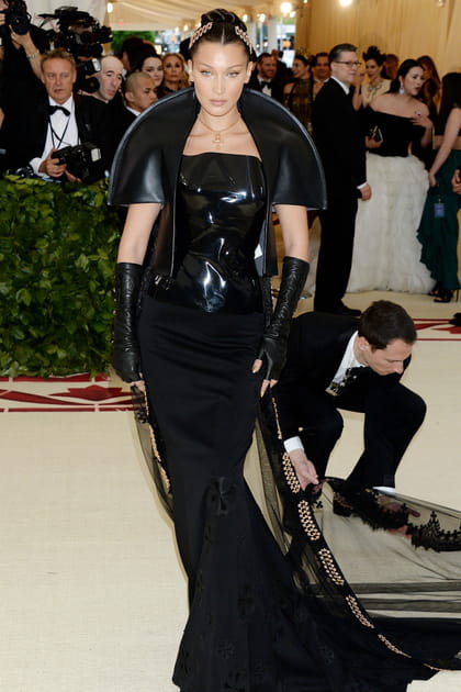 Bella Hadid en Gareth Pugh X Chrome Hearts