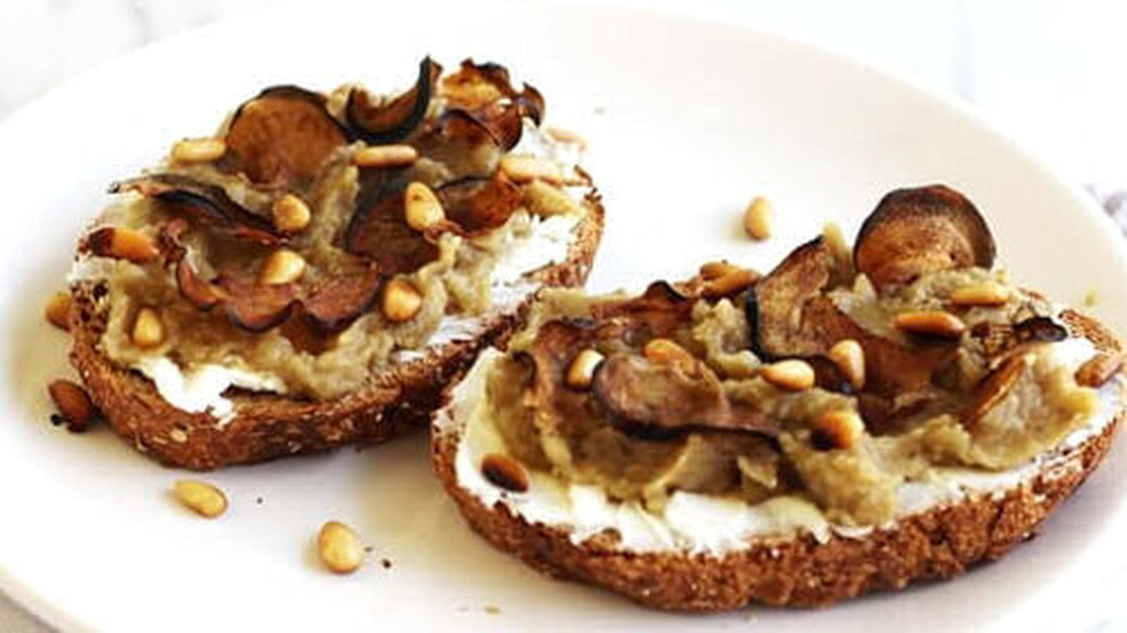 Tartines à l'aubergine, chèvre et miel