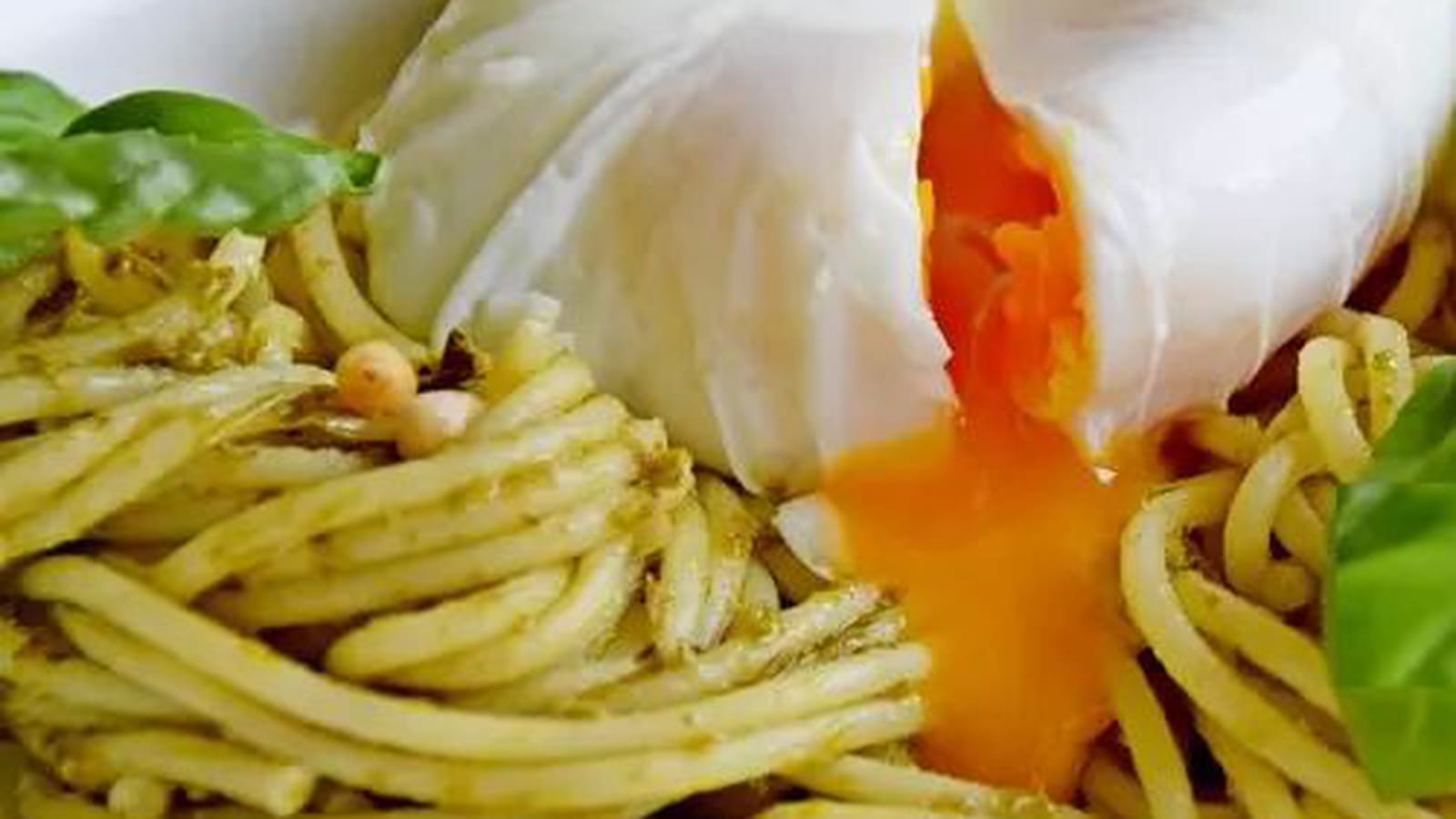 Spaghetti au pesto et oeuf poché, végétarien