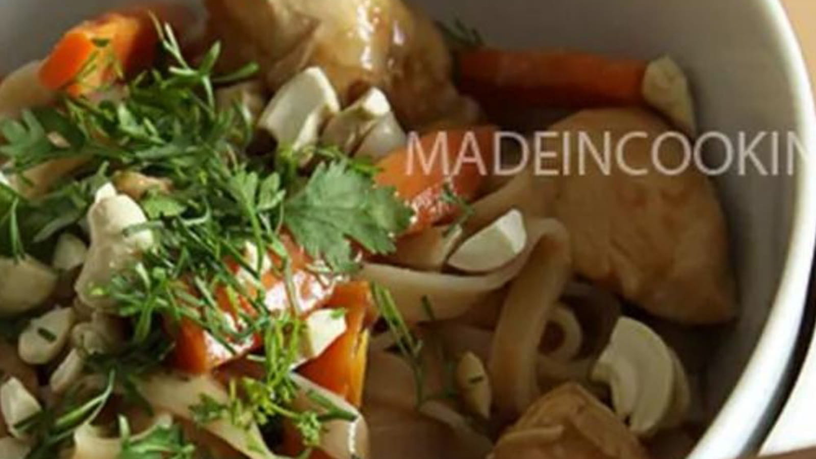 Nouilles au poulet, sauce cacahuètes