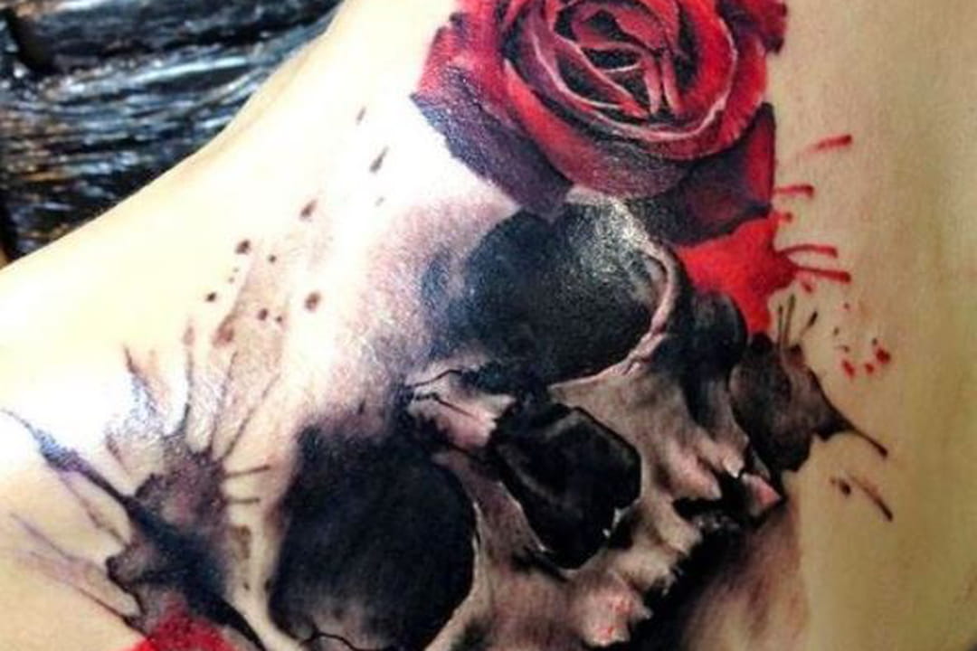 Tête de mort et rose rouge sur l'omoplate
