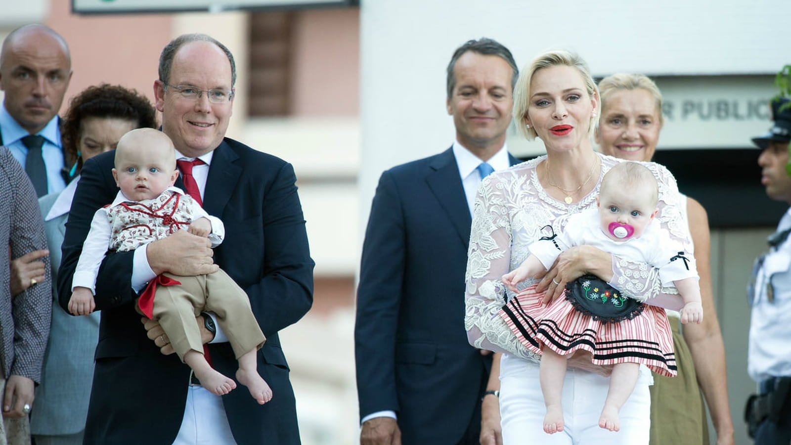 Le prince Albert II et Jacques,  Charlène de Monaco et Gabriella 