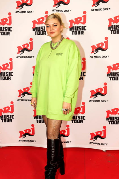 Louane en robe sweat jaune fluo et bottes noires