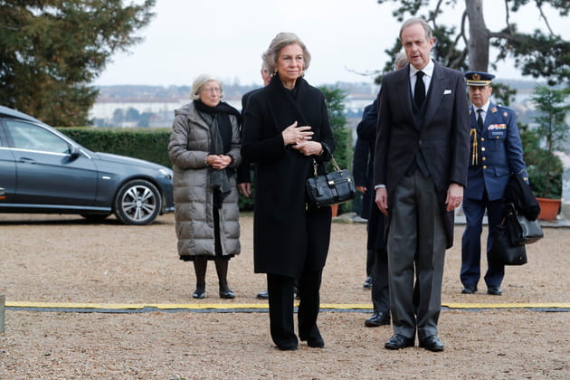 L'arriv&eacute;e devant la chapelle de Sophia de Gr&egrave;ce accompagn&eacute;e du prince Jean d'Orl&eacute;ans