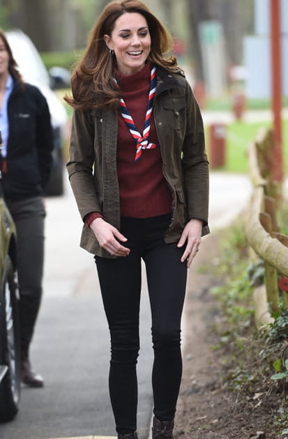 Kate Middleton&nbsp;en jean noir et maille bordeaux