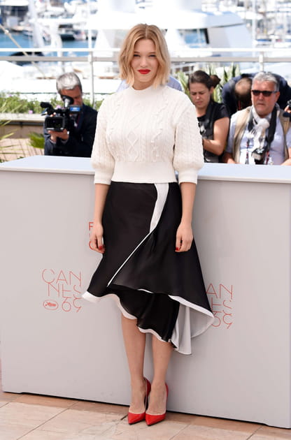 L&eacute;a Seydoux en pull blanc et jupe noire asym&eacute;trique