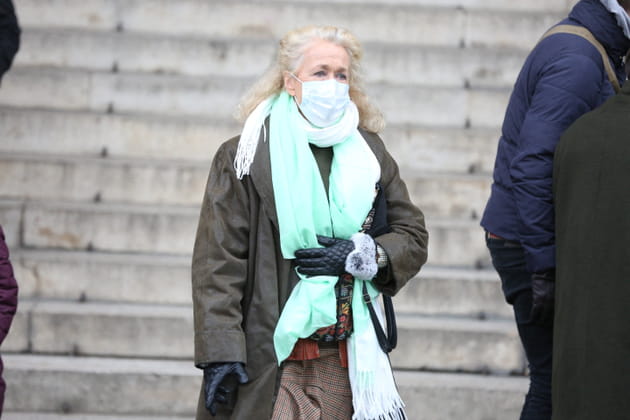 L'actrice Brigitte Fossey à la sortie de l'église