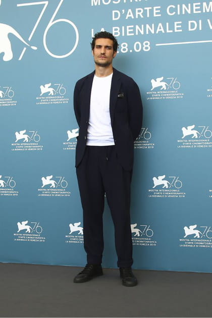 Louis Garrel en ensemble bleu marine et T-shirt blanc
