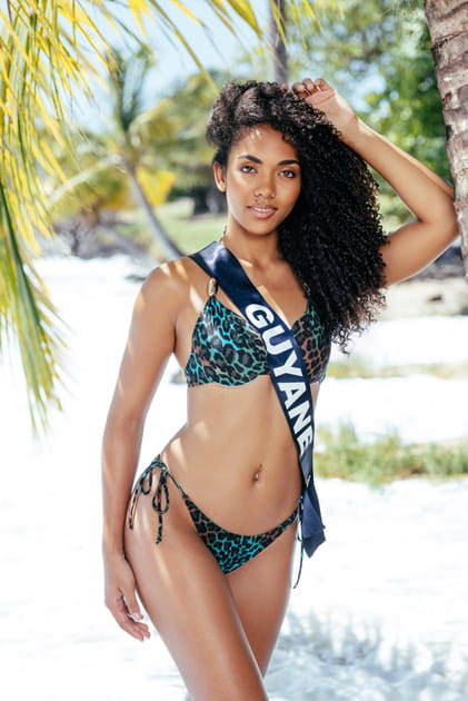 Miss Guyane (Alicia Mertosetiko) pose en maillot en Martinique