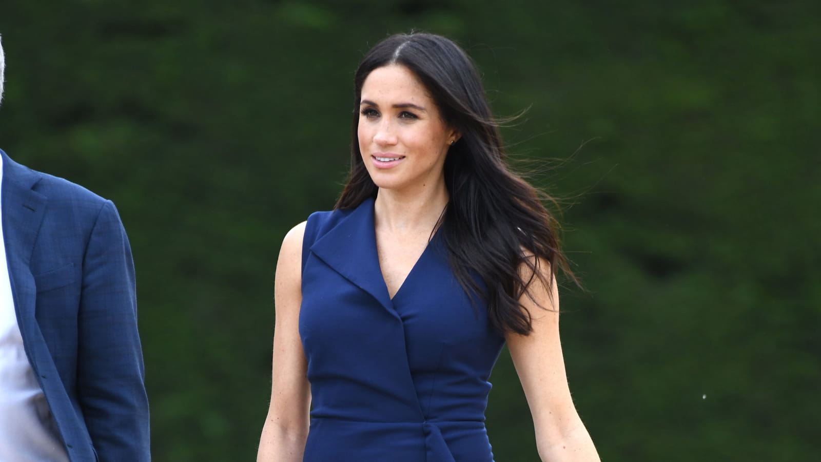 Une robe fendue bleue