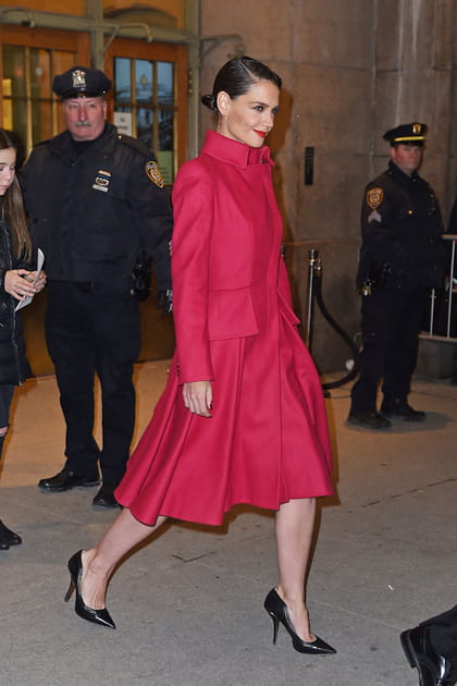Katie Holmes en manteau rouge et escarpins pointus