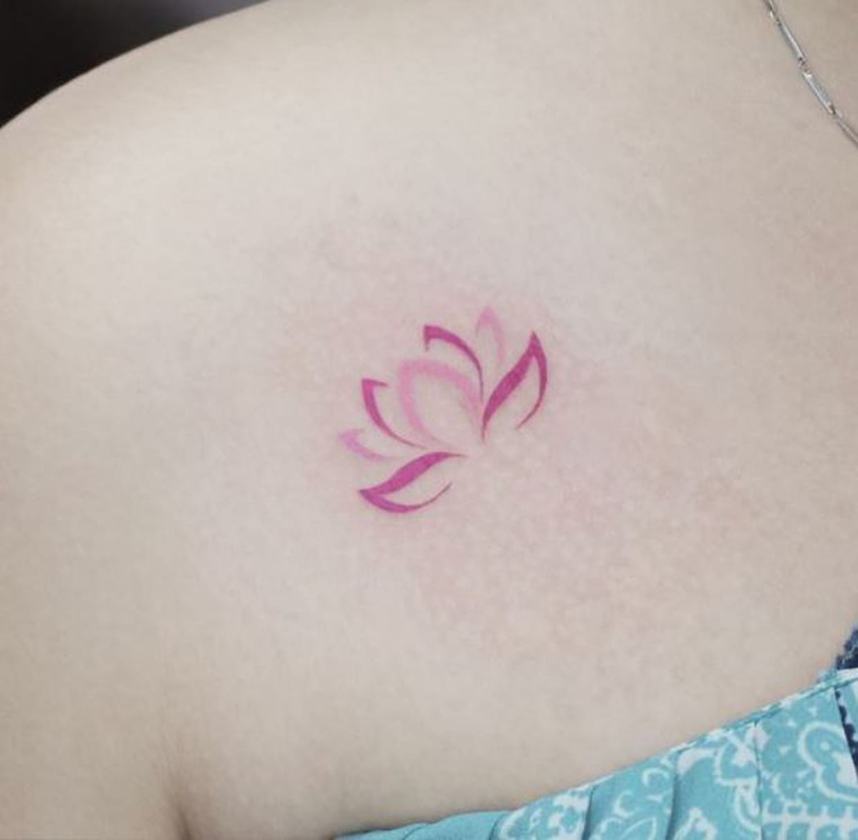 Tatouage Fleur De Lotus Clavicule Fleur de lotus féminine sous la clavicule