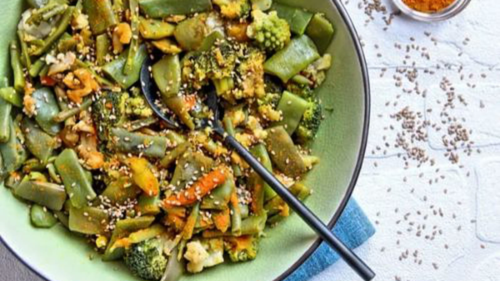 Wok végétarien de coco plat, chou-fleur, chou romanesco, brocoli, carottes et haricots verts