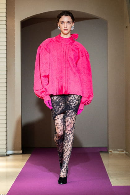 Blouse bouffante rose fluo et short en dentelle noire aperçus sur le défilé Marie Adam-Leenaerdt