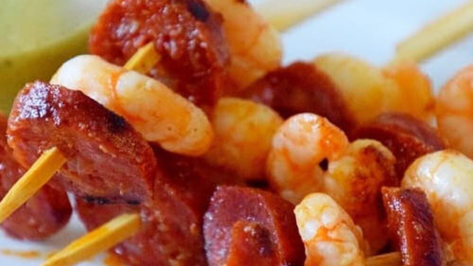 Brochette de scampi et chorizo à la sauce verte