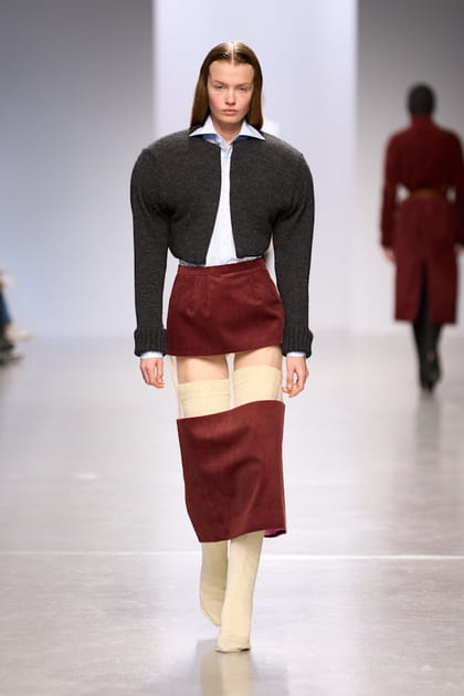Veste à épaules rembourrées et jupe crayon à bande transparente aperçues sur le défilé Duran Lantink