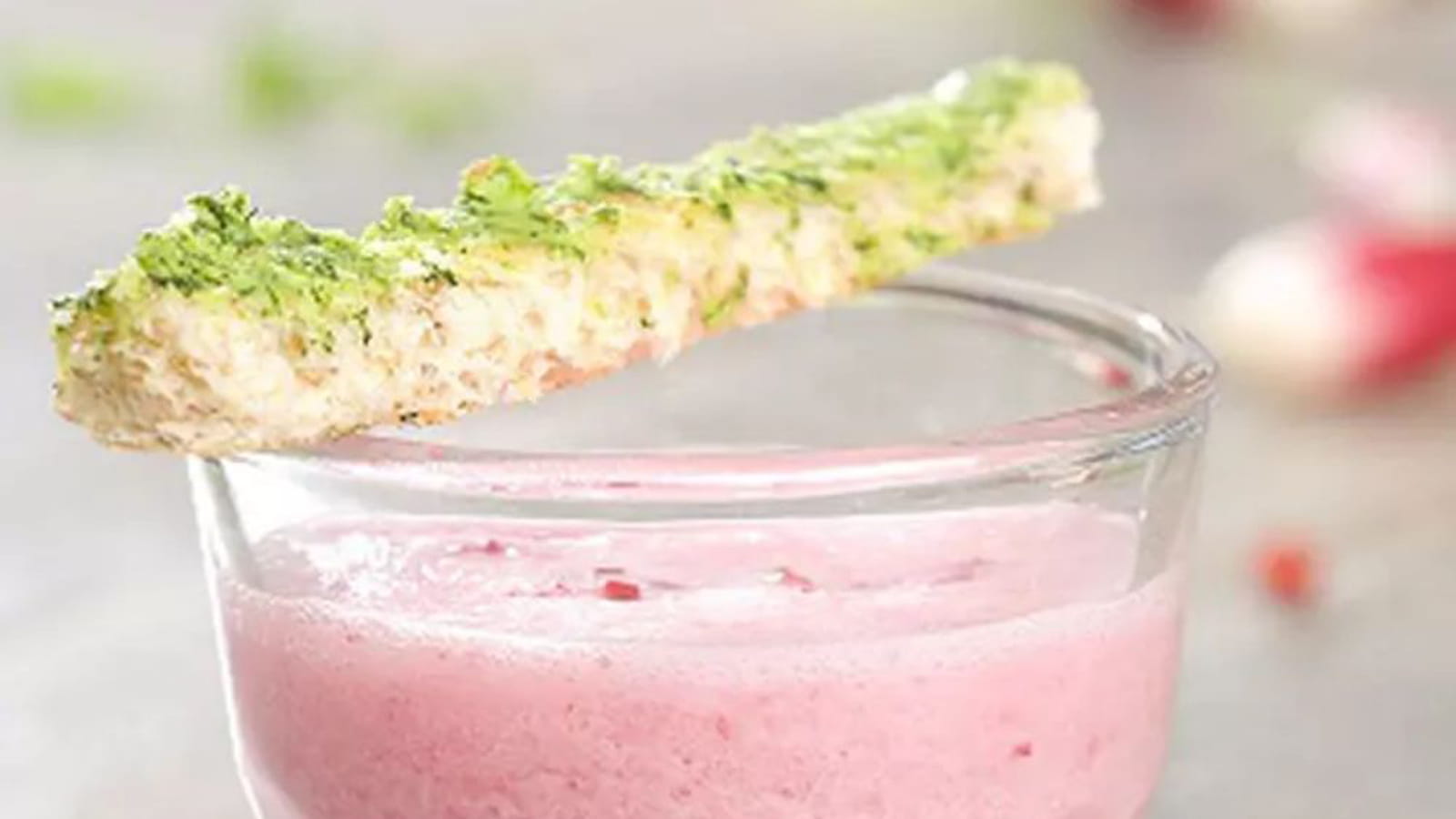 Soupe froide de radis rose, mouillette de beurre à la fane de radis
