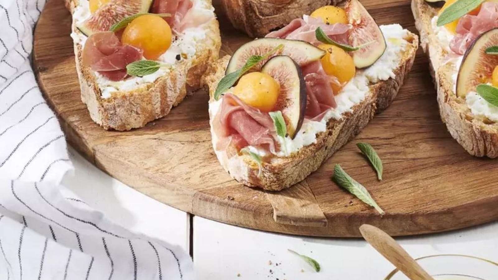 Bruschetta, brousse de brebis, figues, jambon cru, billes de melon et sauge