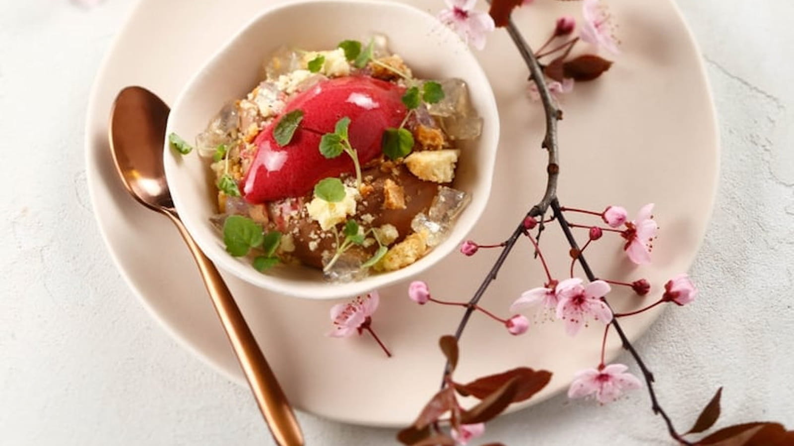 Mousse au chocolat, crumble fleurs de sel et glace à la cerise