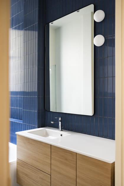 Apr&egrave;s&nbsp;: une salle de bains bleue et bois pour la famille