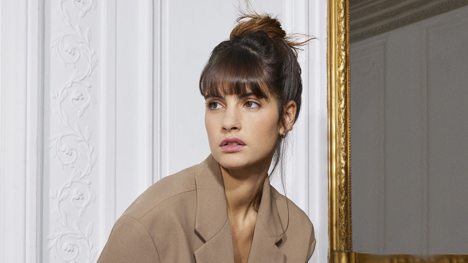 Chignon facile avec frange droite