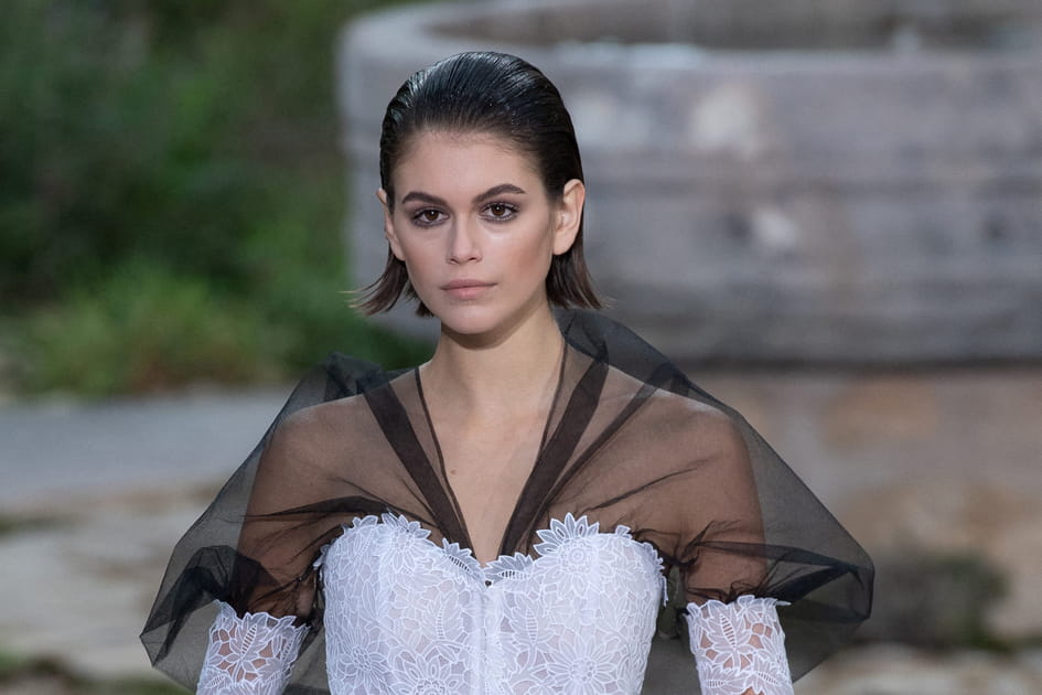 Le carr&eacute; court avec les cheveux en arri&egrave;re effet mouill&eacute;