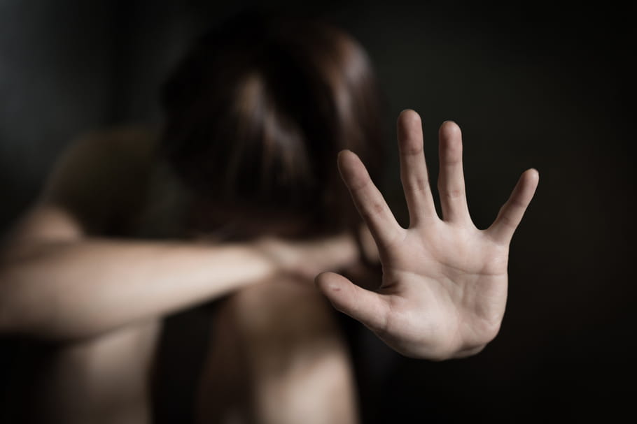 Un cunnilingus forcé est-il un viol ? Le cas d'Aurélia, agressée sexuellement à 13 ans par son beau-père