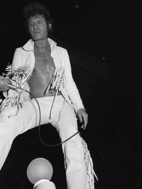 Le rockeur met le feu au palais des Sports