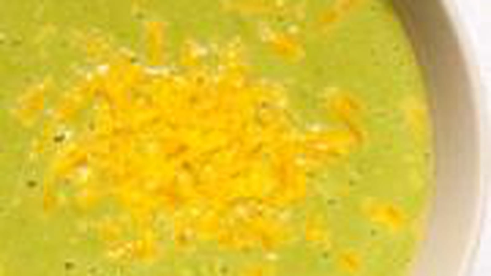 Soupe de petits pois parsemée de mimolette extra vieille