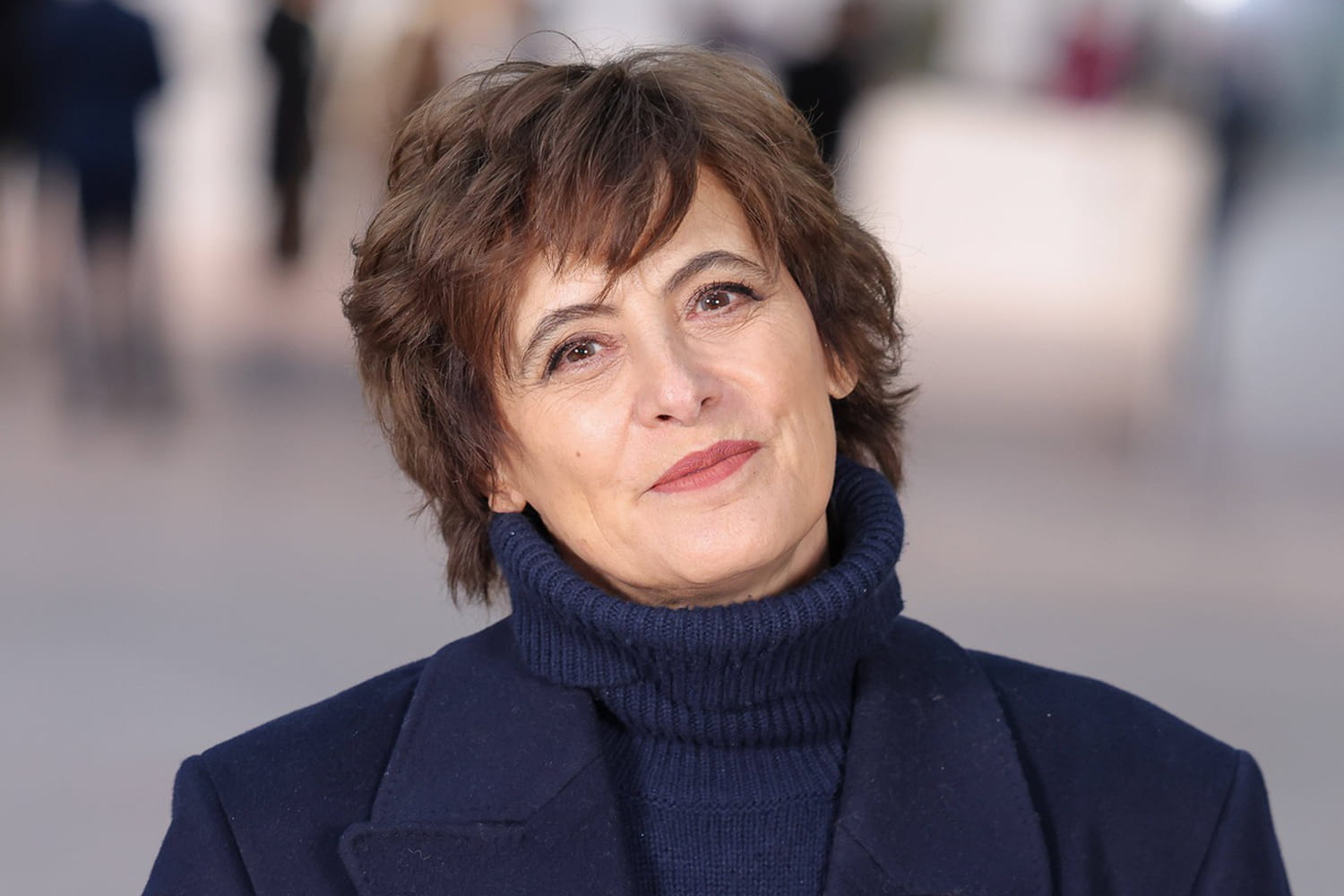 At 68, Inès de la Fressange found the most chic accessory to rejuvenate effortlessly