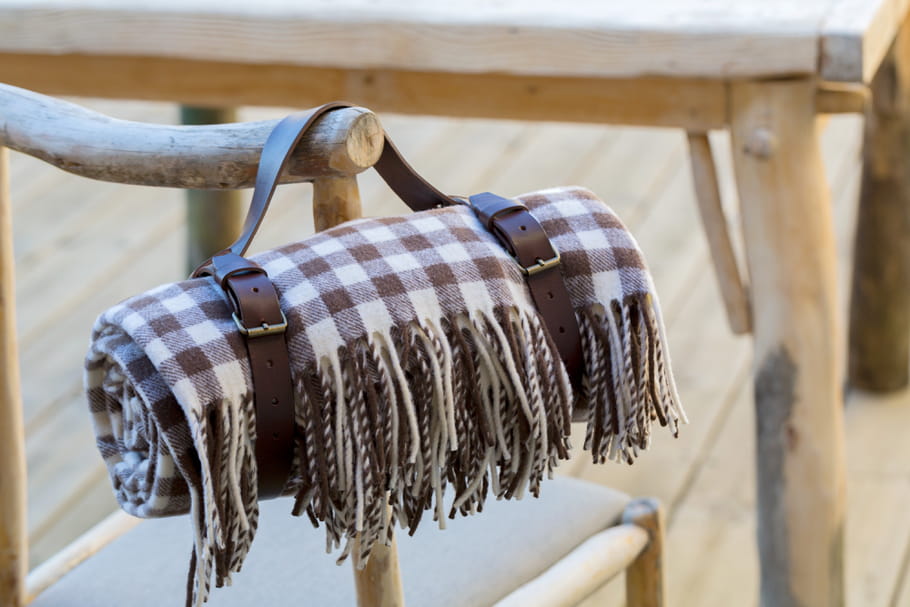 Pourquoi le plaid-sangle est-il un incontournable cet hiver ?